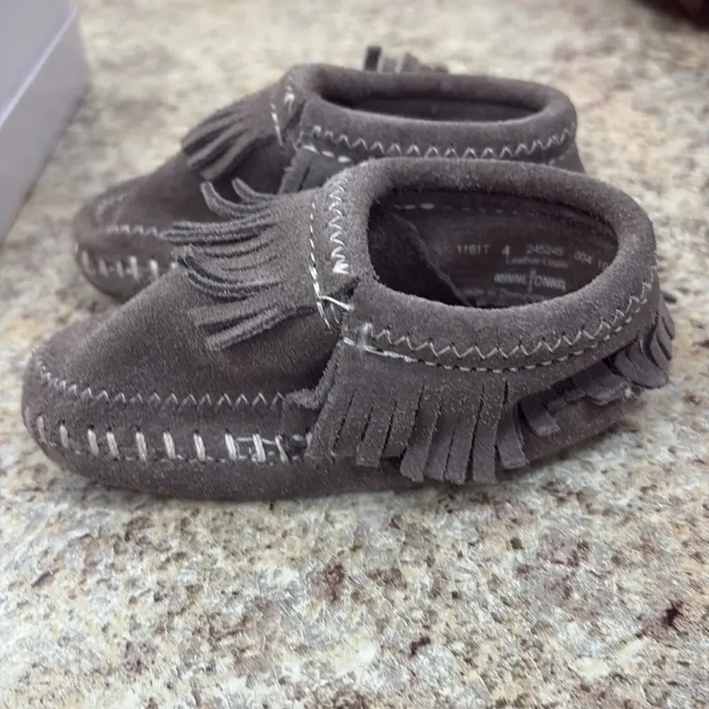 Minnetonka Riley Kids Size 4 Fringe Moccasins Grey booties
